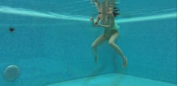  Lizi Vogue Underwater Porn